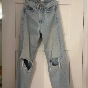 Jeans från gina - De har en liten blå målarfärgs fläck på ena benet men den är ytterst liten, storlek 32