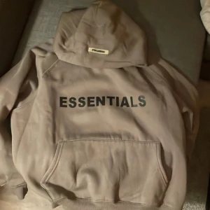 Essentials hoodie - Essentials hoodie använt 3 gånger skick 10/10 säljer för använder inte