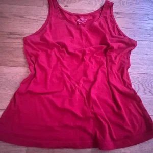 Rött linne  - Rött linne, superfin passform. Köpt i Polen, knappt använd. Storlek 44 men skulle säga att den passar som 40/38