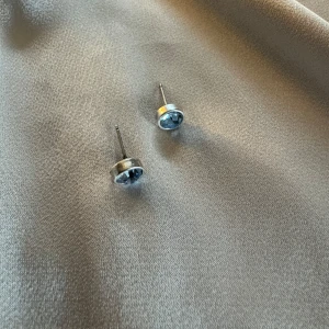 Pilgrim studs med ljusblå kristall - Äkta silverstuds från Pilgrim  Använt skick