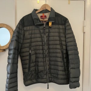 Parajumper jacka  - Snygg Parajumper jacka. Passar till allt. Äkta! 