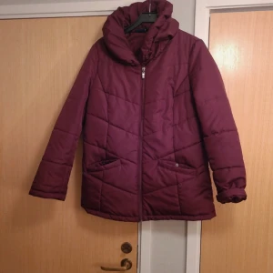 Täckjacka - Någon enstaka lös tråd annars inget att anmärka på. Står storlek 42 på lappen.