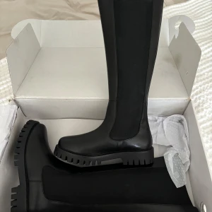Boots - Helt nya boots i läder från NA-KD. Säljer då dom tyvärr var för små för mig:( Nypris 1499kr