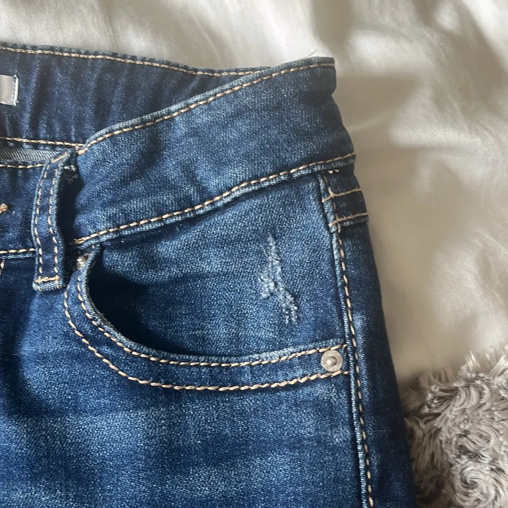 säljer dessa jeans som är använda 2 ggr därför i bra skick. De är köpta på Gina Young i storlek 164 Skriv för fler bilder o frågor. Jeans & Byxor.