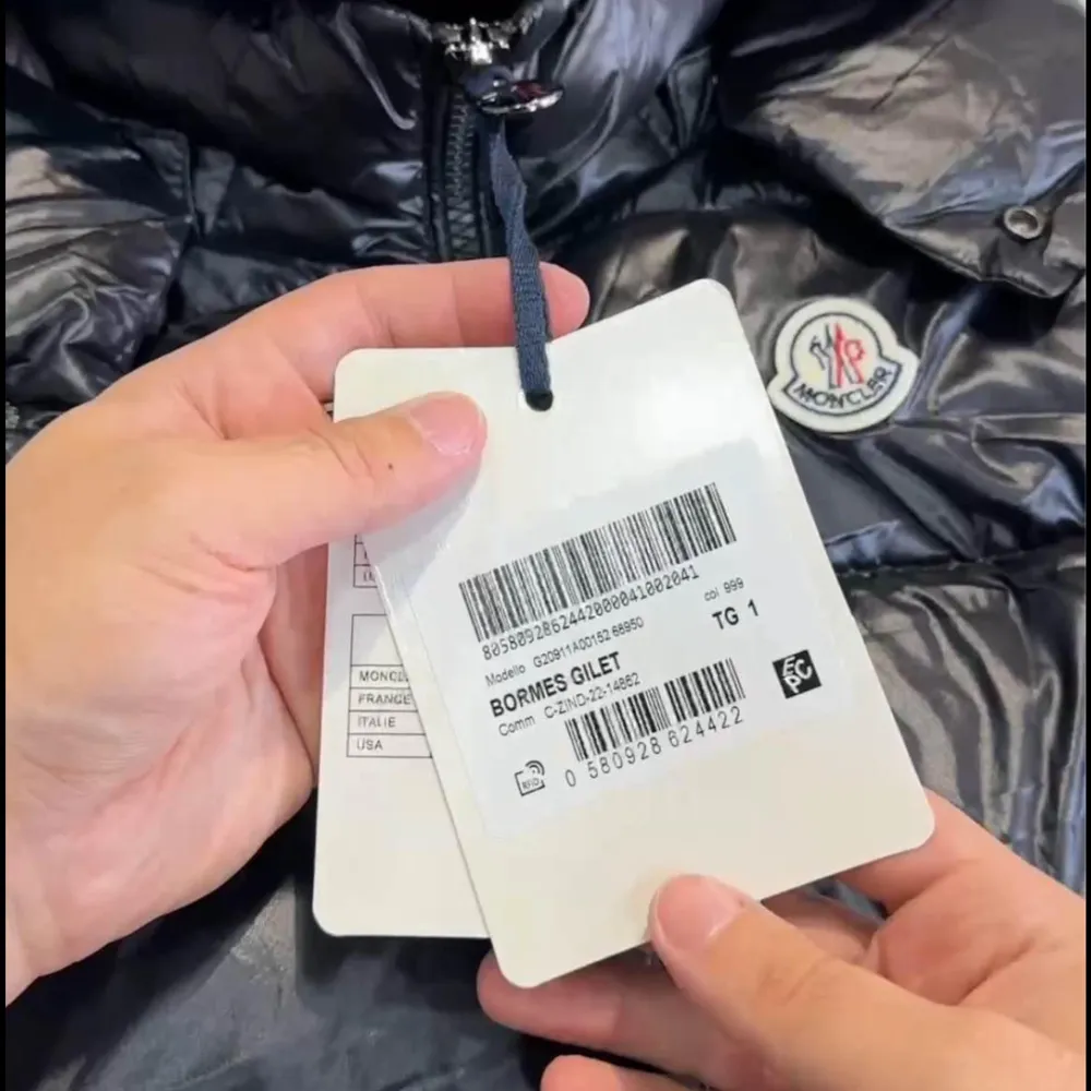 Säljer Nya väst Moncler  Finns oliak storlek Tar bara swish Mötas i Barkarby  Allt medförljer  Storlek L . Jackor.