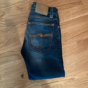 Tja. Säljer dessa as feta Nudie jeans. I väldigt bra skick inga defekter. 