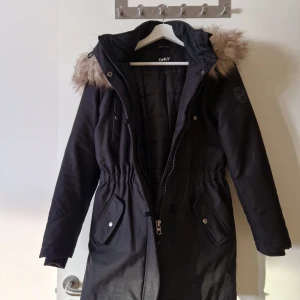 Varm och härlig ONLY parkas i nyskick! - Riktigt fin och fräsch parkas enbart använd ett fåtal gånger! 