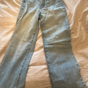 ljusblå jeans - Säljer dessa jeans som har väldigt  fin ljusblå färg! Hör av er vid frågor🩷
