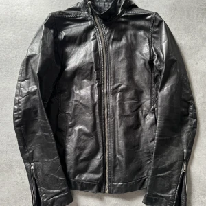 Rick Owens Jacka - Rick Owens Biker Calf Leather Shadow Jacket just note that a zipper pull is missing from one arm. Length - 67cm / Sleeves - 67cm / Shoulders - 40cm. Marked as size M. 