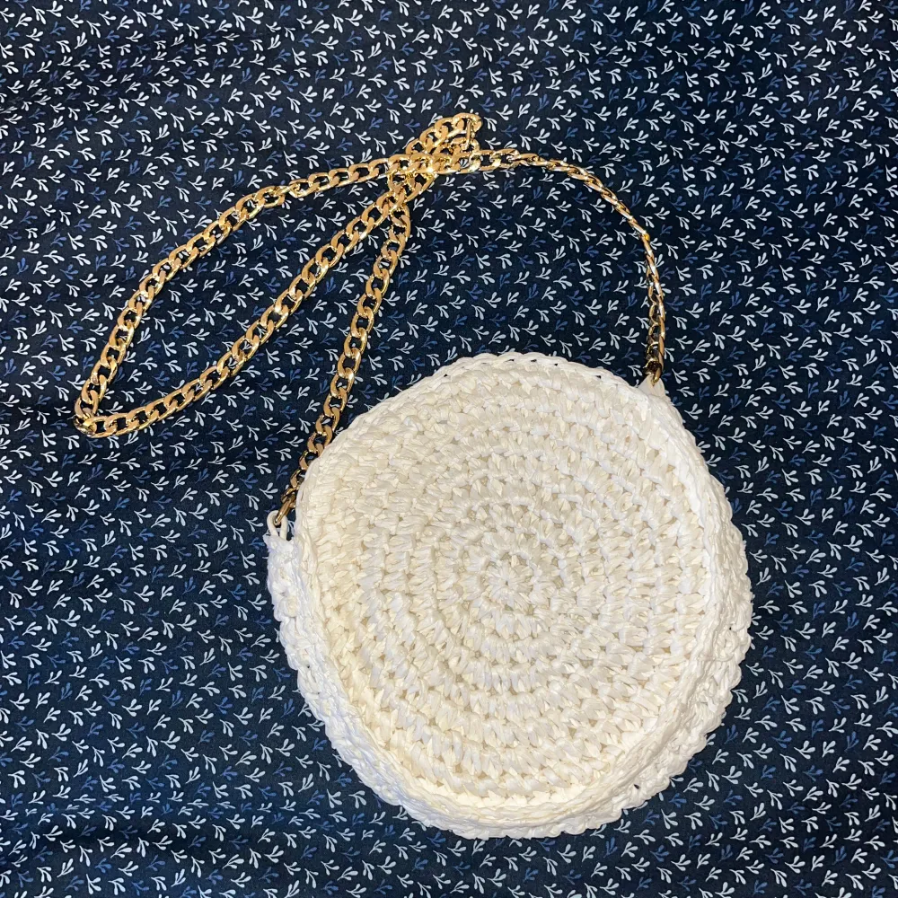 Vit väska med guld detaljer från Kappahl. Är i bra skick. Perfekt för fester eller bara vardagliga tillfällen!. Laukut & Käsilaukut.