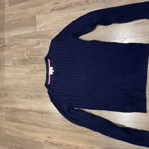 Fin stickad tröja  - En stickad tröja cabel från något märke, storlek barn 146-152