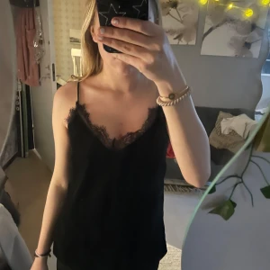 Topp från Hm!💗 - Super fin tröja från hm💗säljer för den inte kommer till användning, inga defekter eller något sånt! Passar på mig som vanligtvis har xs/s