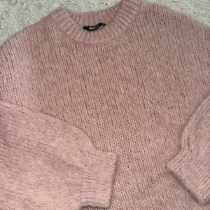 Stickad tröja - Stickad fin rosa tröja som köptes på Vinted men passa inte riktigt mig, köptes för 200kr
