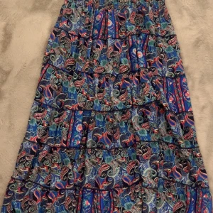 Lång kjol 🙌🏼🙌🏼 - Säljer en lång kjol i massa färger! Den når precis till marken🙌🏼