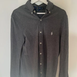 Ralph Lauren skjorta - Säljer en riktigt snygg Ralph Lauren skjorta i storlek S. Skick 9/10. 