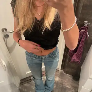 midwaisted jeans från gina, köpta på plick men var stora på mig, säljer vidare direkt alltså endast testad. Säljs ej längre, trasdetaljer nertill (det är designen!!) väldigt långa!☺️ skriv över funderingar