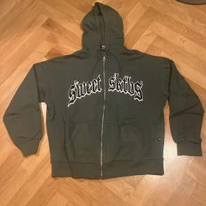 Fet sweet sktbs zipup hoodie i storlek XS, nästan oandvänd. Kommer tyvärr inte till andvänding längre. Skriv om ni har några frågor, öppen för prisförslag