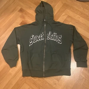 Sweet sktbs zip hoodie - Fet sweet sktbs zipup hoodie i storlek XS, nästan oandvänd. Kommer tyvärr inte till andvänding längre. Skriv om ni har några frågor, öppen för prisförslag