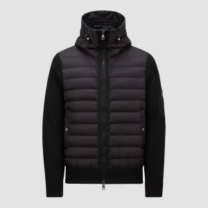Moncler Cardigan Svart  - Moncler Cardigan inköpt 2021 från Mytheresa, kvitto finns.  Con: 9/10 Storlek: 3 (Large) Priset är justerbart.  