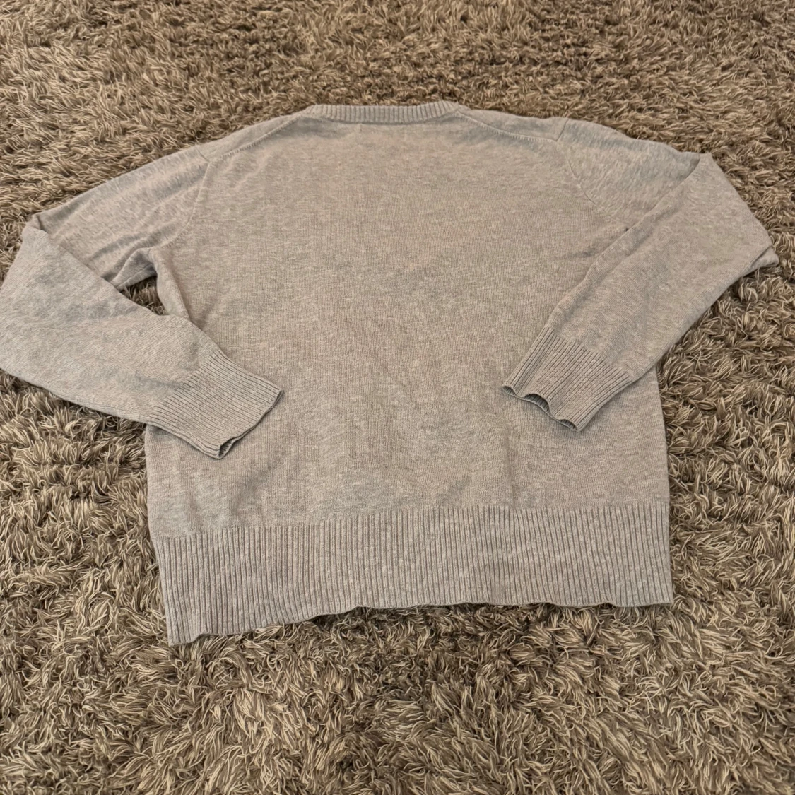 Hej jag ska sälja min Ralph lauren tröja mina föräldrar köpte den till mig när jag var liten och så glömde jag av den. Nu har jag växt ut den och så ska den säljas. - 90