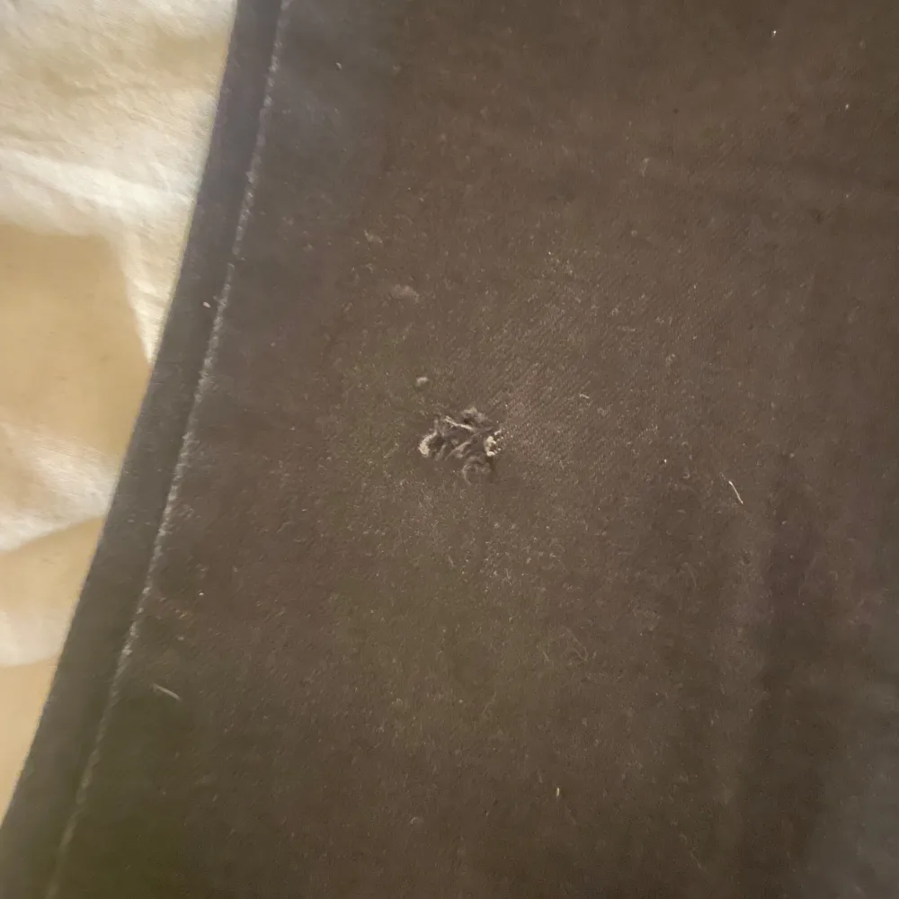 Väldigt fina jeans med en liten skråma på höger lår (syns på bild 4). Inte använd värst många gånger så i fint skick. Tvättar innan säljning. Köpta för 600 säljer för 200. Farkut & Housut.