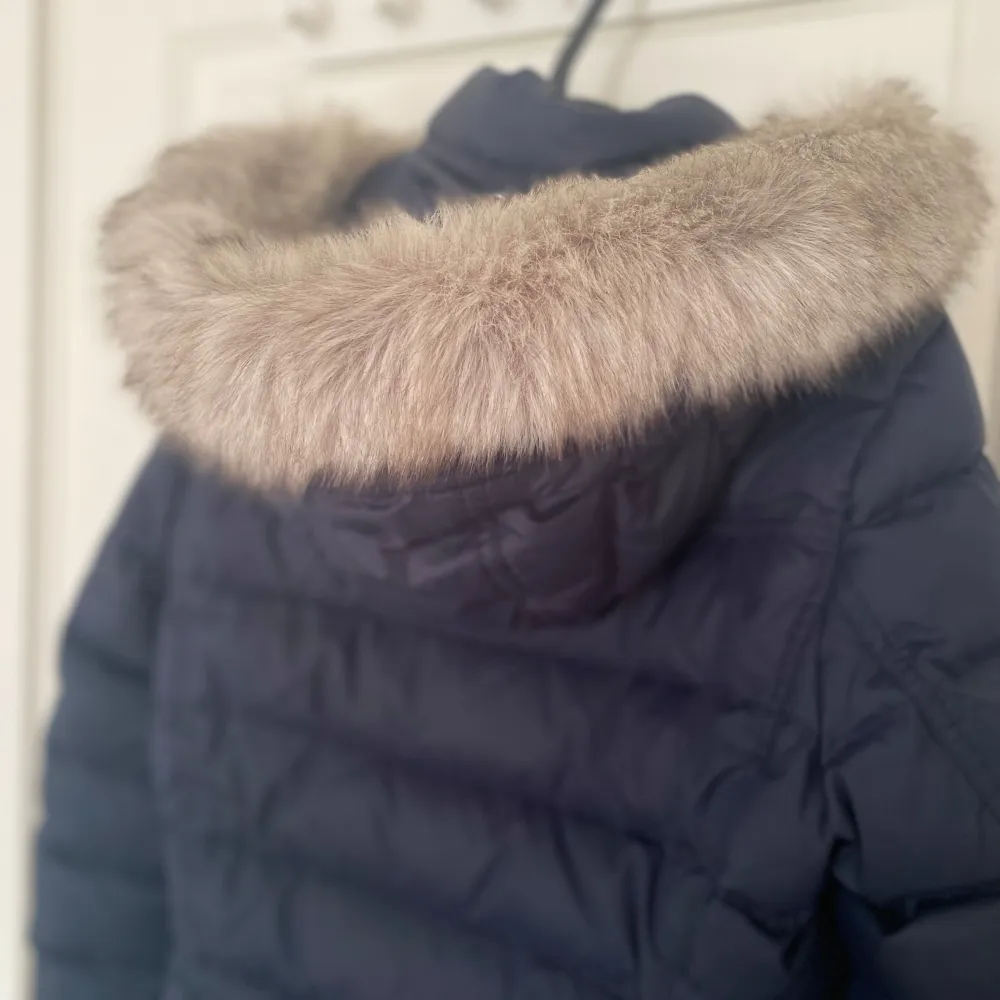 Säljer en använd Tommy Hilfiger jacka i gott skick. Den sitter superfint och är i storlek xs. Nypris är ungefär 1 200 kr, men säljes för 650. Skriv gärna vid eventuella frågor.. Takit.
