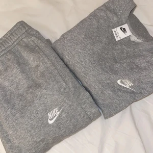 Nike Set - säljer detta Nike set (båda storlek S) nypris 1000kr 🩷 skriv för mer frågor!