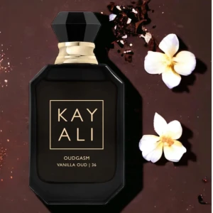 oudgasm Vanilla oud by KAYALI ✨🍨🖤 - 85kr/2ml!!!!   Splittar denna underbara höst doft med oud och vanilj! Doftar även praline så man känner av choklad 🍫 noten i denna parfym 😍😍✨