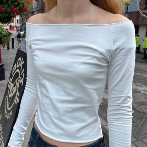 Brandy Melville tröja - Säljer den här otroligt fina brandy tröjan som går att styla så lätt och funkar med allt!😍🩷❤️