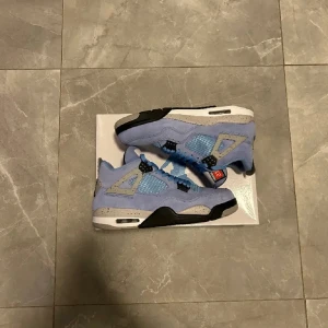 Jordan 4 university blue - Säljer mina Jordan 4 unc bara använt de 1-2 gånger Max. Säljer de då de är för stora (storlek 43). Pris kan diskuteras. 