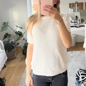 Vit Stickad t-shirt med glitter - Säljer denna stickade tröja från Stock Lm med lite glitter på sig. Väldigt fin och inte stickig💞