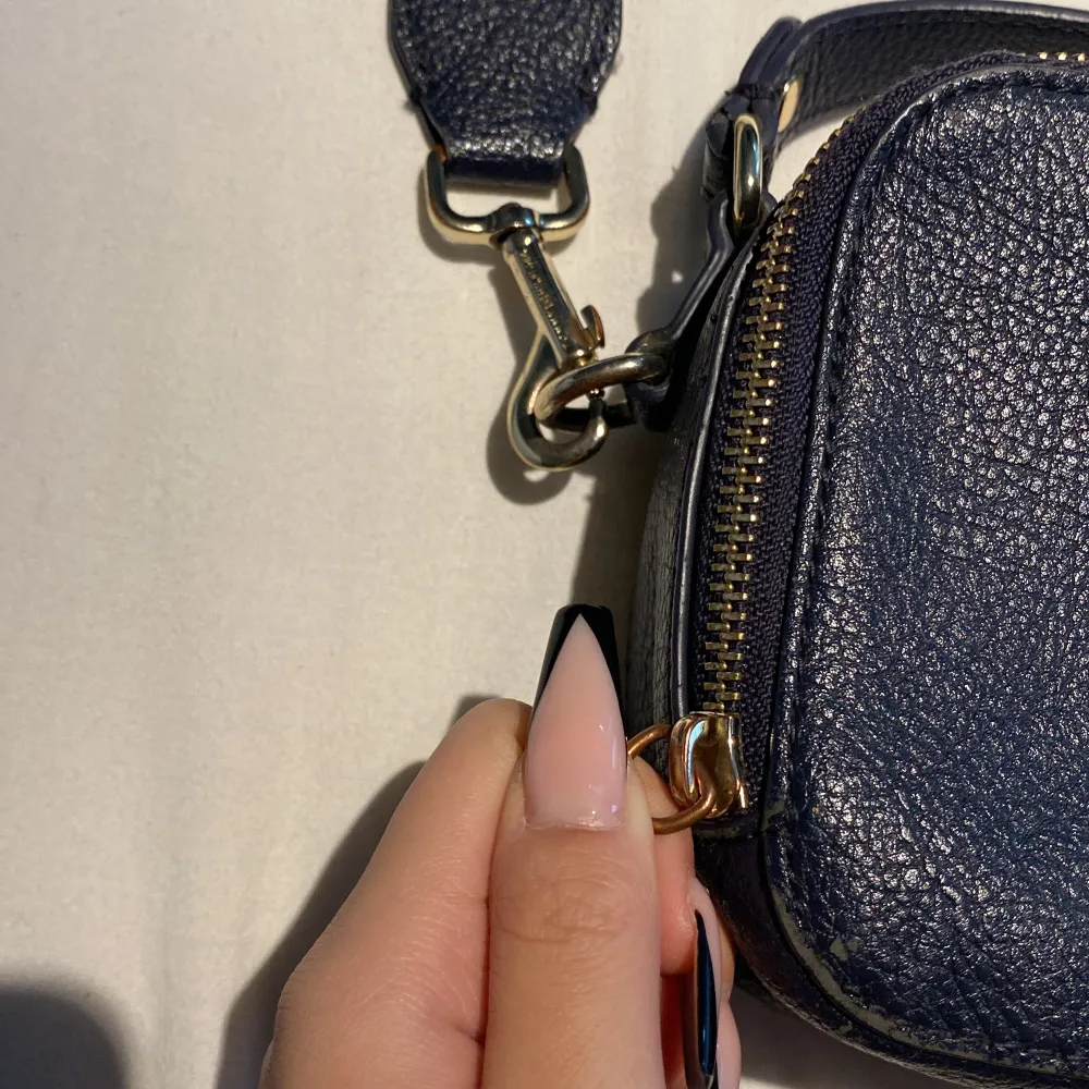 Säljer min sjukt fina tommy hilfiger väska😻 då den inte har kommit till användning har endast använt väskan få tal gånger men en av dragkedja har gått av men funkar lika bra! Köpte väskan för 950 och säljer den för 450 då kedjan har gått sönder🥰🥰. Laukut & Käsilaukut.