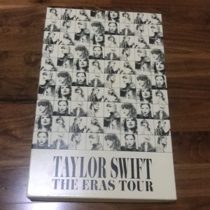 Taylor Swift låda - Taylor Swift lådan har Taylor Swift poster, shopper osv.