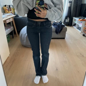 Mörkblå lågmidjade jeans från Diesel - Snygga mörkblå jeans från Diesel. Säljer då den börjar bli för små för mig ☺️Skriv gärna om du har några frågor! 
