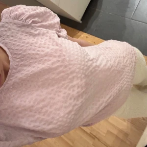 Ljusrosa blus  - Söt ljusrosa blus med puffiga ärmar från Vero Moda. Storlek XS. Bra skick!💗⭐️