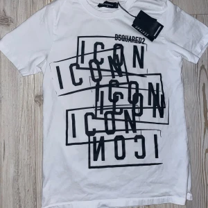 DSQUARED2 T-SHIRT (SÄLLSYNT DESIGN) - En mycket sällsynt design av själva märket ”DSQUARED2” som är en stilig look när man ska ut med vänner eller familj. T-shirten är inte använd och jag säljer den pga att den är för liten för mig. Tveka inte på att ställa frågor eller om mer bilder. Det löser jag!