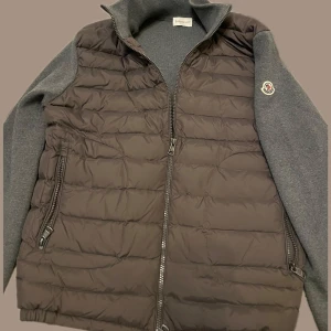 Moncler Cardigan - Moncler cardigan. Storlek L fits M cond 9-10 köpt på vinted. Ingen koll av äktehet därav priset