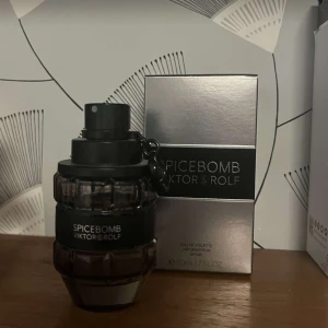 Spicebomb Eau de Toilette  - Spicebomb Eau de Toilette från Viktor & Rolf✅45/50ml kvar så nästan helt ny✅Köptes för 1000 mitt pris 699✅Hör av er vid frågor och funderingar🤩🤝