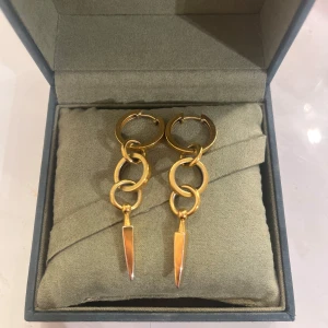 Maria Nilsdotter   - Säljer mina Maria Nilsdotter örhängen i guld i så fint skick. Väl använda men är knappast slitna! Nypris 3295kr styck, mitt pris 2500 kr styck eller 4800kr för båda två. Billigare än vad andra säljer då jag vill köpa nya smycken! Kvitto & en ask tillkommer🤍