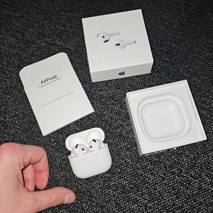 Bluetooth Hörlurar  - Fjärde generationen / gen 4 med ANC i super fint skick. Kommer med alla tillbehör. Nypris 1900kr. 100% nöjd garanti! Ni kan alltid returnera om ni inte skulle vara nöjda, oavsett anledning. Kolla gärna mina recensioner.