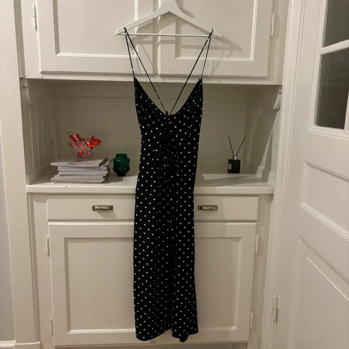 Svart prickig klänning med slits - 3