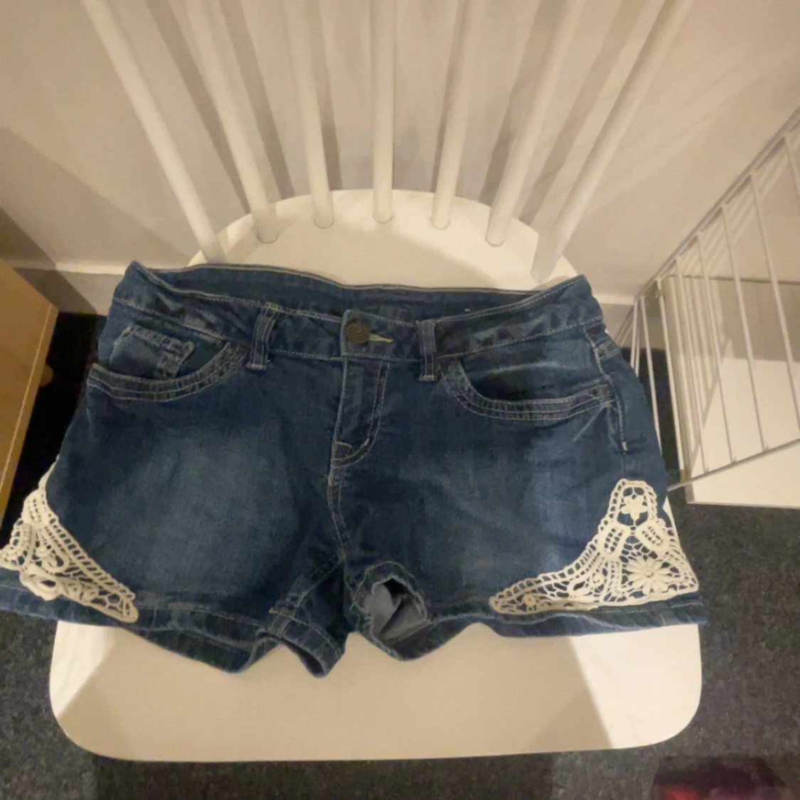 Blå jeansshorts med spetsdetaljer