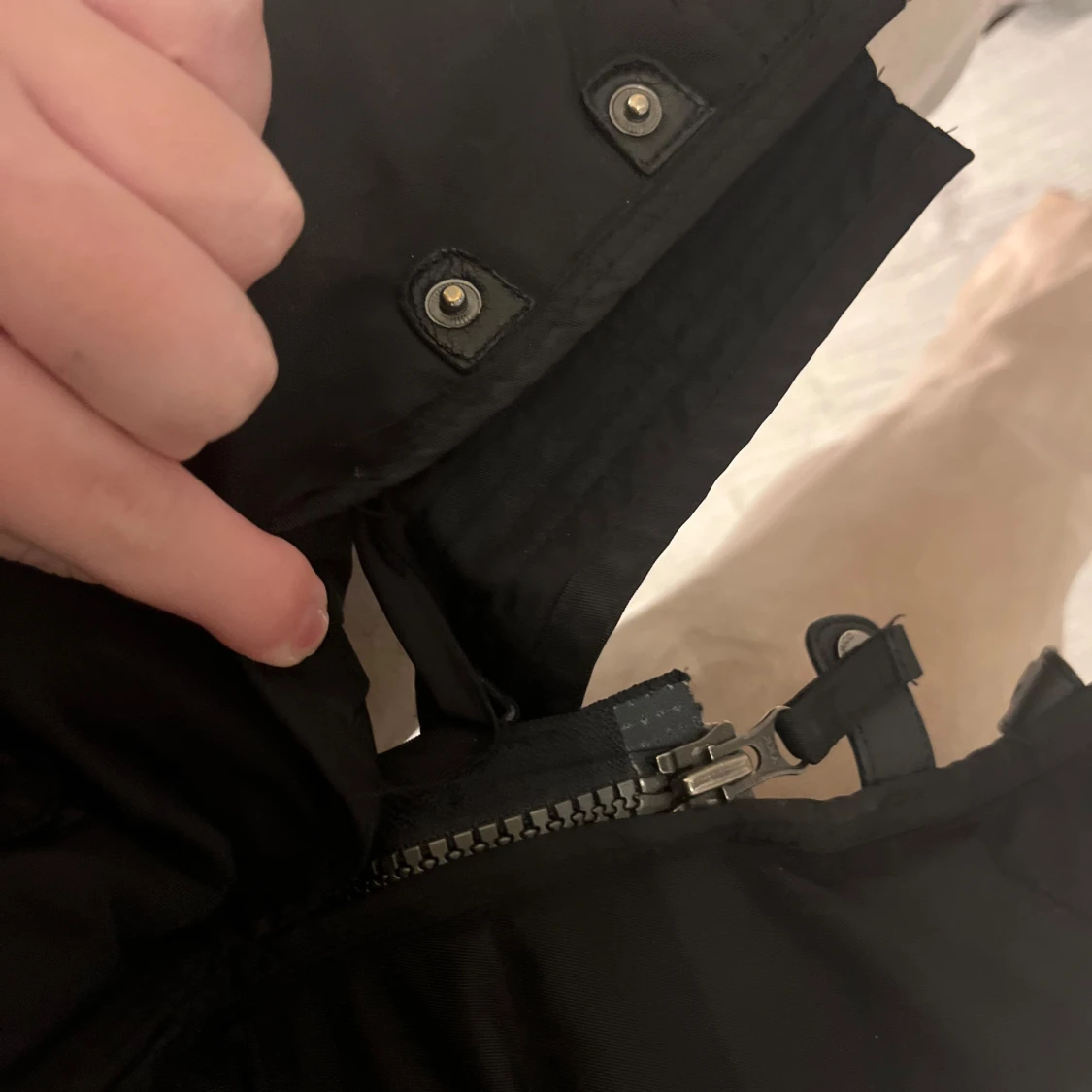 Svart dunjacka med pälsdetaljer - 1