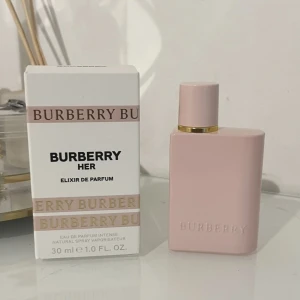 Burberry Her Elixir Parfym - I princip helt full parfymflaska endast sprayad 3 gånger för att testa hållbarheten (höll ca 9h på huden och hela dagen i kläder) Säljer den då vaniljnoten är för stark för min smak men perfekt för en gourmandälskare. Doftar jordgubb, vanilj o grädde