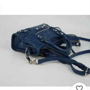 Blå axelväska från Balenciaga - Lägger ut igen! Äkta balenciaga city bag i storleken 18x11x5. Köptes på vestaire i nyskick. Spegeln lite sliten (se bild) och ingen dustbag därav priset. Finns kvitto och äkthetsbevis från vestiare.