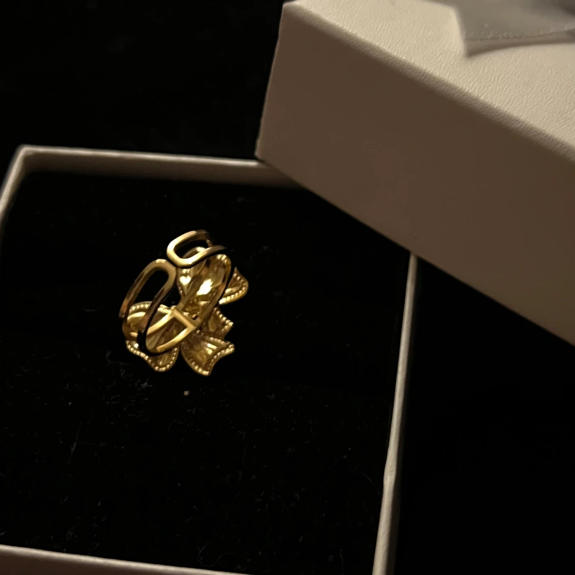 Guldig rosett ring  - 1