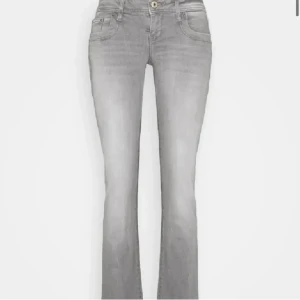Grå bootcut jeans - Snygga grå bootcut jeans med en klassisk femficksdesign och knappgylf. De har en lätt tvättad look som ger en avslappnad stil. Perfekta för en trendig vardagsoutfit. De är i storlek 27/30 passar mig som brukar ha 34 