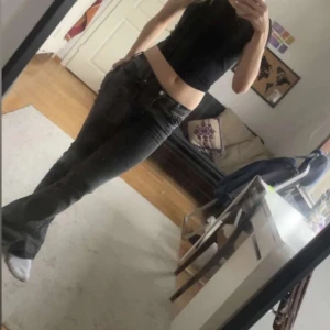 Svarta bootcut jeans - Snygga svarta bootcut jeans med låg midja. Perfekta för en avslappnad stil. De har en klassisk femficksdesign och en bekväm passform.