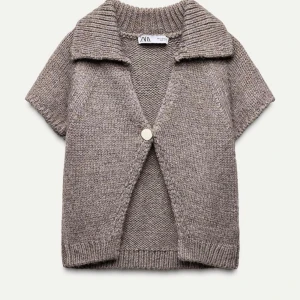 Beige/brun stickad kofta från Zara - Säljer en mysig beige stickad kofta från Zara med korta ärmar och knapp framtill. Strl M.