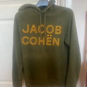 Jacob Cohën Hoodie - Säljer min asfeta Cohën hoodie. Storlek M. Bra skick förutom en mindre blekning under trycket. 